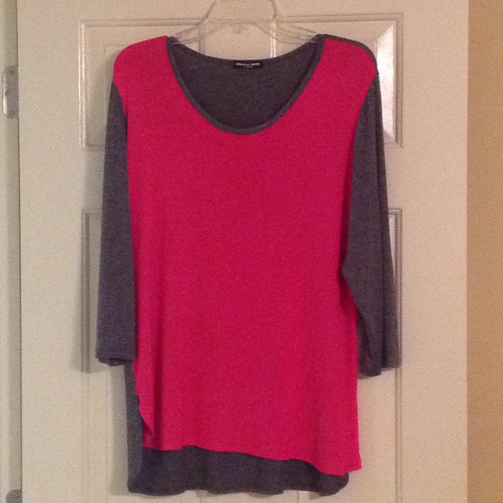 NWOT Cha Cha Vente Fuschia/Grey Split Hem Top